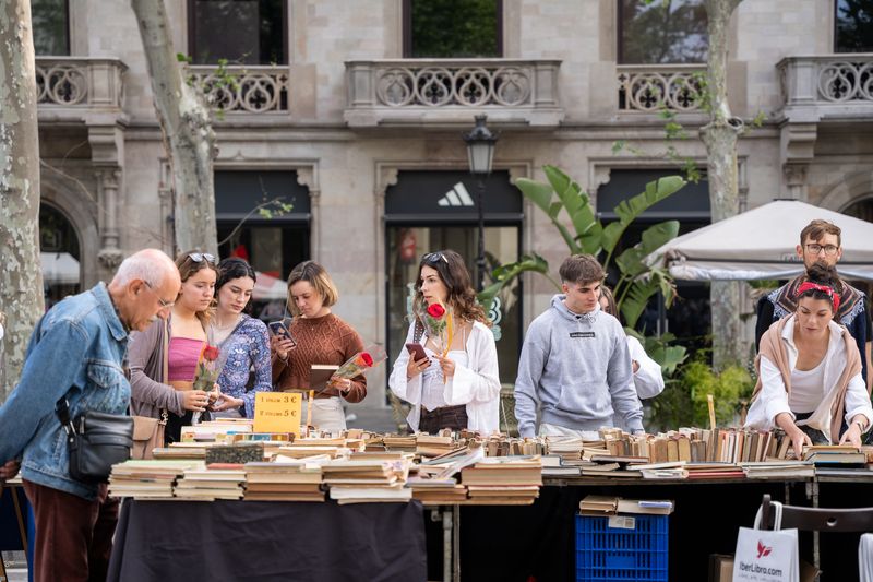 <div class='imageHoverDetail'>
             <p class='imageHoverTitle twoLineBreak'>Gent mirant els volums d'una parada de llibres antics i de segona mà a la Rambla</p>
             <p class='imageHoverAutor oneLineBreak'>Autor: Mònica Moreno</p>
             <button class='imageHoverBtn'>Mostra els detalls de la imatge <span class='sr-only'>Gent mirant els volums d'una parada de llibres antics i de segona mà a la Rambla</span></button>
             </div>