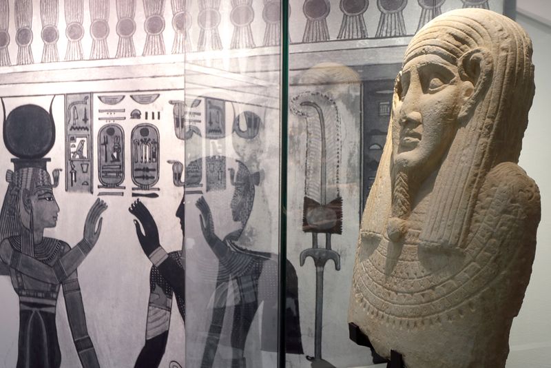 <div class='imageHoverDetail'>
             <p class='imageHoverTitle twoLineBreak'>Museu Egipci. Exposició de la col·lecció</p>
             <p class='imageHoverAutor oneLineBreak'>Autor: Vicente Zambrano González</p>
             <button class='imageHoverBtn'>Mostra els detalls de la imatge <span class='sr-only'>Museu Egipci. Exposició de la col·lecció</span></button>
             </div>