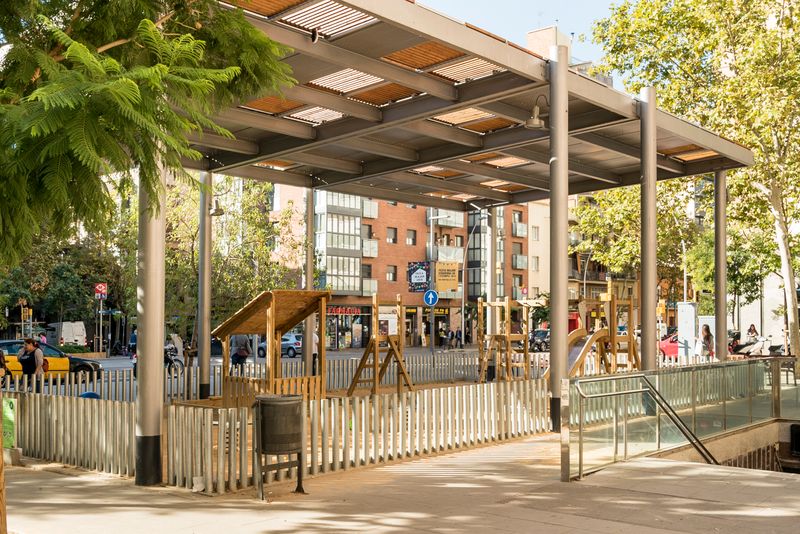 <div class='imageHoverDetail'>
             <p class='imageHoverTitle twoLineBreak'>Àrea de jocs infantils sota la pèrgola</p>
             <p class='imageHoverAutor oneLineBreak'>Autor: Sebastià Rambla</p>
             <button class='imageHoverBtn'>Mostra els detalls de la imatge <span class='sr-only'>Àrea de jocs infantils sota la pèrgola</span></button>
             </div>