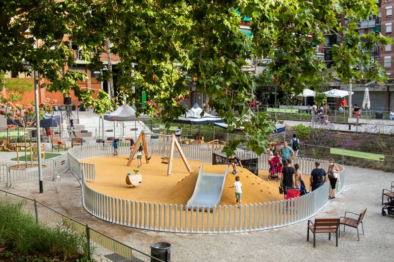 <div class='imageHoverDetail'>
             <p class='imageHoverTitle twoLineBreak'>Zona de jocs infantils dels jardins de la Mediterrània</p>
             <p class='imageHoverAutor oneLineBreak'>Autor: Mariona Gil</p>
             <button class='imageHoverBtn'>Mostra els detalls de la imatge <span class='sr-only'>Zona de jocs infantils dels jardins de la Mediterrània</span></button>
             </div>