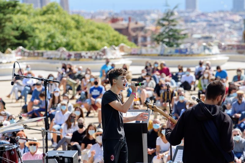 <div class='imageHoverDetail'>
             <p class='imageHoverTitle twoLineBreak'>Moment de l'actuació de l"Escola Jam Session: Big Band Jam Session" dins de "...</p>
             <p class='imageHoverAutor oneLineBreak'>Autor: Christian Bertrand</p>
             <button class='imageHoverBtn'>Mostra els detalls de la imatge <span class='sr-only'>Moment de l'actuació de l"Escola Jam Session: Big Band Jam Session" dins de "...</span></button>
             </div>