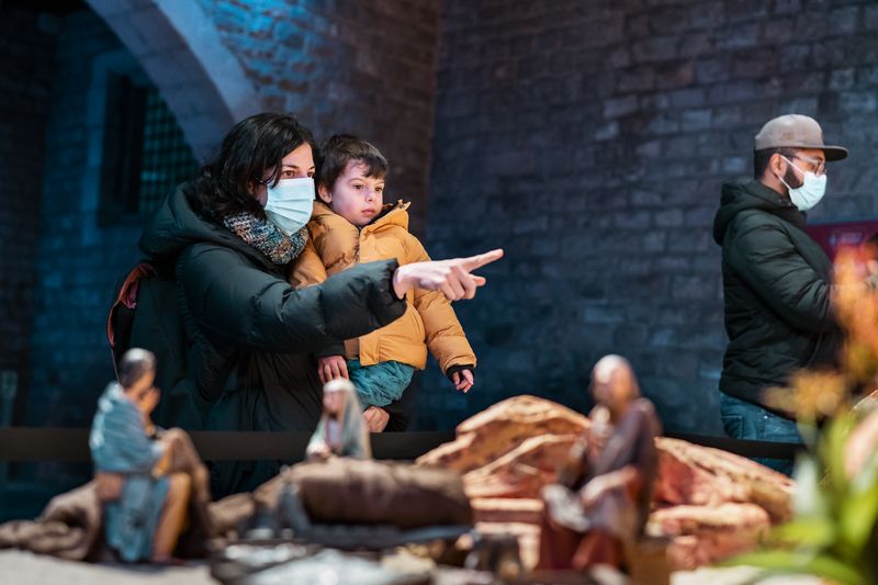 <div class='imageHoverDetail'>
             <p class='imageHoverTitle twoLineBreak'>Una mare amb el fill a costa assenyala una part del pessebre al seu fill</p>
             <p class='imageHoverAutor oneLineBreak'>Autor: Laura Guerrero</p>
             <button class='imageHoverBtn'>Mostra els detalls de la imatge <span class='sr-only'>Una mare amb el fill a costa assenyala una part del pessebre al seu fill</span></button>
             </div>