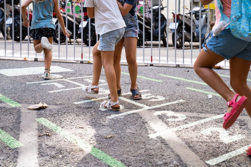 <div class='imageHoverDetail'>
             <p class='imageHoverTitle twoLineBreak'>Infants jugant a la xarranca a la zona pacificada davant de l’Escola l’Univers</p>
             <p class='imageHoverAutor oneLineBreak'>Autor: Martí Petit</p>
             <button class='imageHoverBtn'>Mostra els detalls de la imatge <span class='sr-only'>Infants jugant a la xarranca a la zona pacificada davant de l’Escola l’Univers</span></button>
             </div>