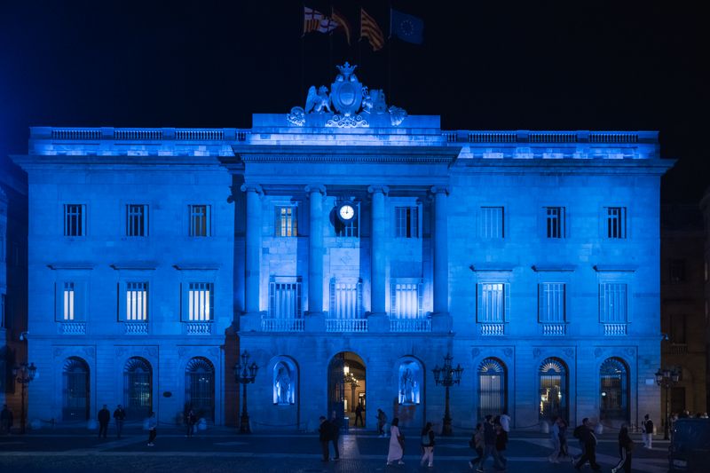 
             La fachada del Ayuntamiento iluminada de color azul por el Día Mundial del Au...
             Autor: Ceci Fimia
             Ver los detalles de la imagen La fachada del Ayuntamiento iluminada de color azul por el Día Mundial del Au...
             