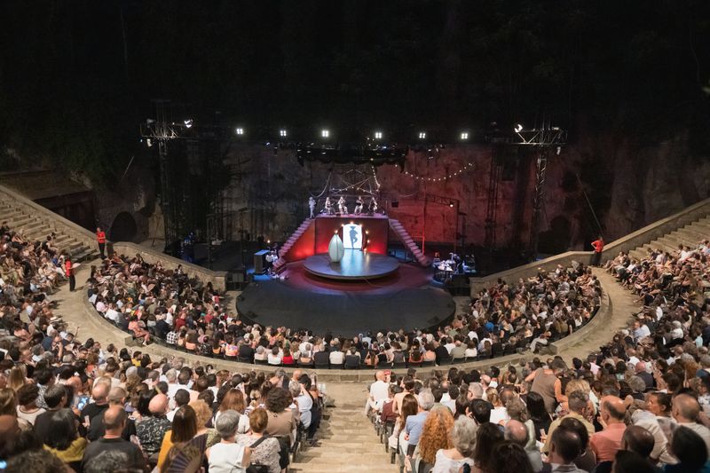 <div class='imageHoverDetail'>
             <p class='imageHoverTitle twoLineBreak'>Teatre del Grec vist des del punt més alt dels seients, amb el públic assegut...</p>
             <p class='imageHoverAutor oneLineBreak'>Autor: Ceci Fimia</p>
             <button class='imageHoverBtn'>Mostra els detalls de la imatge <span class='sr-only'>Teatre del Grec vist des del punt més alt dels seients, amb el públic assegut...</span></button>
             </div>