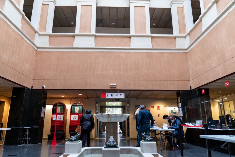 <div class='imageHoverDetail'>
             <p class='imageHoverTitle twoLineBreak'>Una dona surt de la seu del districte de Sant Martí mentre una altra està vot...</p>
             <p class='imageHoverAutor oneLineBreak'>Autor: Martí Petit</p>
             <button class='imageHoverBtn'>Mostra els detalls de la imatge <span class='sr-only'>Una dona surt de la seu del districte de Sant Martí mentre una altra està vot...</span></button>
             </div>