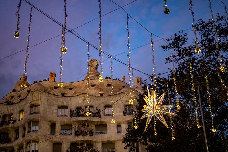 <div class='imageHoverDetail'>
             <p class='imageHoverTitle twoLineBreak'>Llums de Nadal del passeig de Gràcia. De fons, la Pedrera - Casa Milà</p>
             <p class='imageHoverAutor oneLineBreak'>Autor: Laura Guerrero</p>
             <button class='imageHoverBtn'>Mostra els detalls de la imatge <span class='sr-only'>Llums de Nadal del passeig de Gràcia. De fons, la Pedrera - Casa Milà</span></button>
             </div>