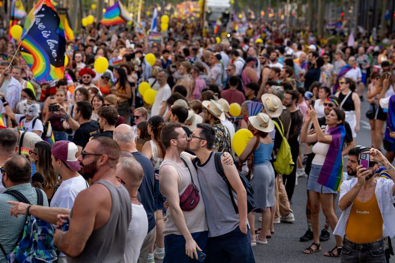 <div class='imageHoverDetail'>
             <p class='imageHoverTitle twoLineBreak'>Públic assistent a la manifestació del Pride Barcelona 2025, amb un primer pl...</p>
             <p class='imageHoverAutor oneLineBreak'>Autor: Laura Guerrero</p>
             <button class='imageHoverBtn'>Mostra els detalls de la imatge <span class='sr-only'>Públic assistent a la manifestació del Pride Barcelona 2025, amb un primer pl...</span></button>
             </div>