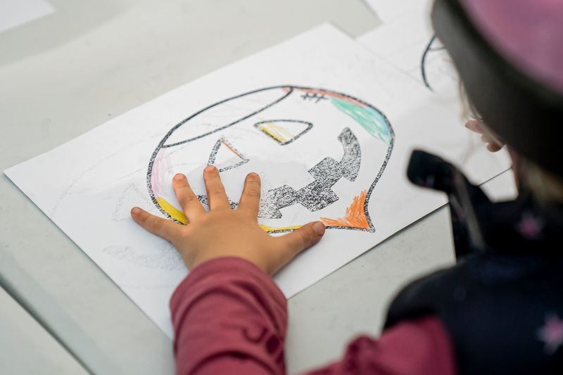 <div class='imageHoverDetail'>
             <p class='imageHoverTitle twoLineBreak'>Infant dibuixant una castanya de Halloween</p>
             <p class='imageHoverAutor oneLineBreak'>Autor: Mariona Gil</p>
             <button class='imageHoverBtn'>Mostra els detalls de la imatge <span class='sr-only'>Infant dibuixant una castanya de Halloween</span></button>
             </div>