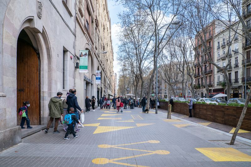 <div class='imageHoverDetail'>
             <p class='imageHoverTitle twoLineBreak'>Les famílies passen a buscar els alumnes a la sortida de classe a l’Escola Pi...</p>
             <p class='imageHoverAutor oneLineBreak'>Autor: Martí Petit</p>
             <button class='imageHoverBtn'>Mostra els detalls de la imatge <span class='sr-only'>Les famílies passen a buscar els alumnes a la sortida de classe a l’Escola Pi...</span></button>
             </div>