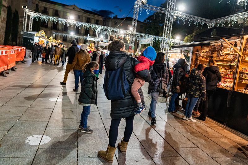 <div class='imageHoverDetail'>
             <p class='imageHoverTitle twoLineBreak'>Famílies fent un tomb per la Fira de Santa Llúcia, on es veu com la gent port...</p>
             <p class='imageHoverAutor oneLineBreak'>Autor: Laura Guerrero</p>
             <button class='imageHoverBtn'>Mostra els detalls de la imatge <span class='sr-only'>Famílies fent un tomb per la Fira de Santa Llúcia, on es veu com la gent port...</span></button>
             </div>