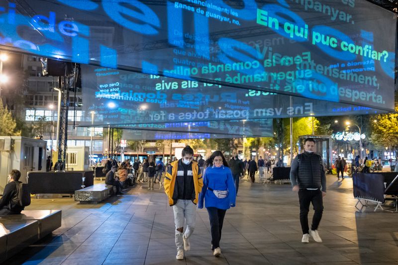 <div class='imageHoverDetail'>
             <p class='imageHoverTitle twoLineBreak'>Gent caminant sota els llums de Nadal encesos a la plaça de la Universitat</p>
             <p class='imageHoverAutor oneLineBreak'>Autor: Laura Guerrero</p>
             <button class='imageHoverBtn'>Mostra els detalls de la imatge <span class='sr-only'>Gent caminant sota els llums de Nadal encesos a la plaça de la Universitat</span></button>
             </div>