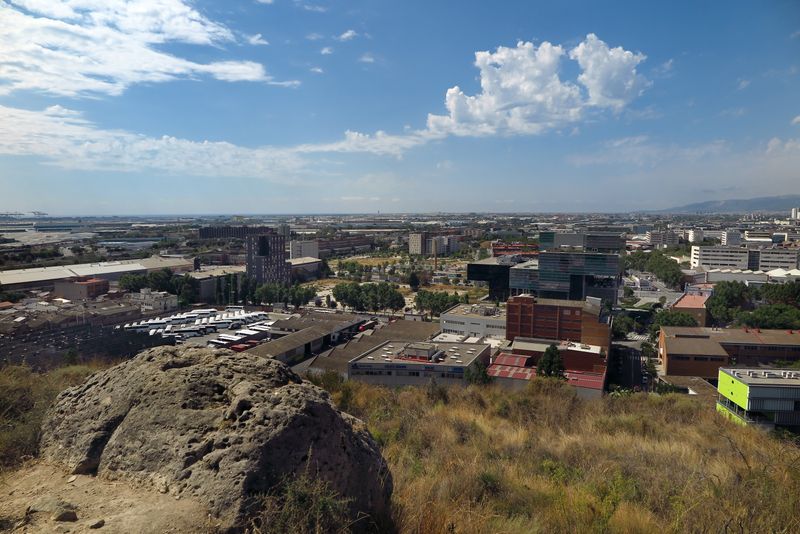 <div class='imageHoverDetail'>
             <p class='imageHoverTitle twoLineBreak'>Castell de Port. Restes arqueològiques i vistes Zona Franca</p>
             <p class='imageHoverAutor oneLineBreak'>Autor: Vicente Zambrano González</p>
             <button class='imageHoverBtn'>Mostra els detalls de la imatge <span class='sr-only'>Castell de Port. Restes arqueològiques i vistes Zona Franca</span></button>
             </div>