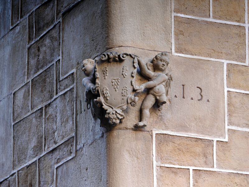 <div class='imageHoverDetail'>
             <p class='imageHoverTitle twoLineBreak'>Casa de la Confraria de la Puríssima Sang. Plaça del Pi, 1. Escut</p>
             <p class='imageHoverAutor oneLineBreak'>Autor: Vicente Zambrano González</p>
             <button class='imageHoverBtn'>Mostra els detalls de la imatge <span class='sr-only'>Casa de la Confraria de la Puríssima Sang. Plaça del Pi, 1. Escut</span></button>
             </div>