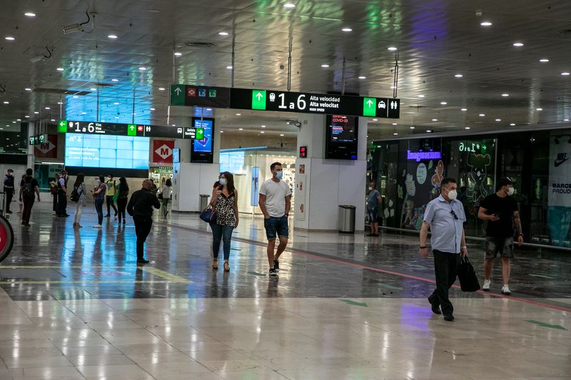 <div class='imageHoverDetail'>
             <p class='imageHoverTitle twoLineBreak'>Gent caminant pel vestíbul de l'estació de Sants passant pels comerços encara...</p>
             <p class='imageHoverAutor oneLineBreak'>Autor: Edu Bayer</p>
             <button class='imageHoverBtn'>Mostra els detalls de la imatge <span class='sr-only'>Gent caminant pel vestíbul de l'estació de Sants passant pels comerços encara...</span></button>
             </div>