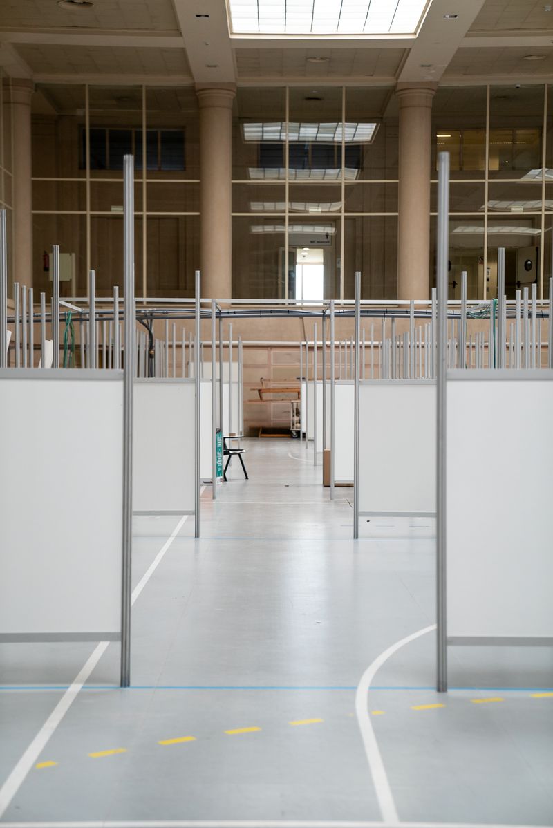 <div class='imageHoverDetail'>
             <p class='imageHoverTitle twoLineBreak'>Pavelló Salut de l'INEFC, on ja es veu la pista sobre la que es troba l'empla...</p>
             <p class='imageHoverAutor oneLineBreak'>Autor: Martí Petit</p>
             <button class='imageHoverBtn'>Mostra els detalls de la imatge <span class='sr-only'>Pavelló Salut de l'INEFC, on ja es veu la pista sobre la que es troba l'empla...</span></button>
             </div>