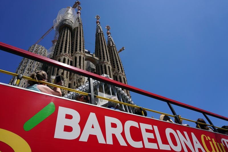 
             Visitantes en la Sagrada Familia. Autobús turístico
             Autor: Vicente Zambrano González
             Ver los detalles de la imagen Visitantes en la Sagrada Familia. Autobús turístico
             