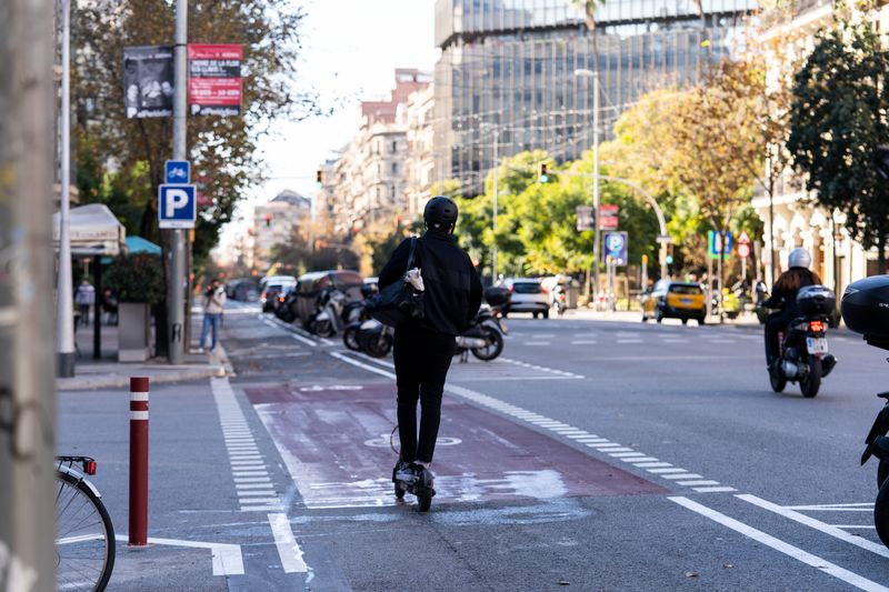 <div class='imageHoverDetail'>
             <p class='imageHoverTitle twoLineBreak'>Una persona circula amb patinet elèctric pel carril bici del carrer d’Aragó (...</p>
             <p class='imageHoverAutor oneLineBreak'>Autor: Mariona Gil</p>
             <button class='imageHoverBtn'>Mostra els detalls de la imatge <span class='sr-only'>Una persona circula amb patinet elèctric pel carril bici del carrer d’Aragó (...</span></button>
             </div>