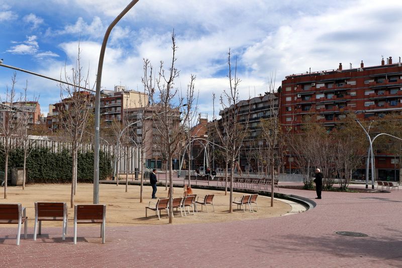 <div class='imageHoverDetail'>
             <p class='imageHoverTitle twoLineBreak'>Tram de Trinxant al parc del Camp de l'Arpa</p>
             <p class='imageHoverAutor oneLineBreak'>Autor: Vicente Zambrano González</p>
             <button class='imageHoverBtn'>Mostra els detalls de la imatge <span class='sr-only'>Tram de Trinxant al parc del Camp de l'Arpa</span></button>
             </div>