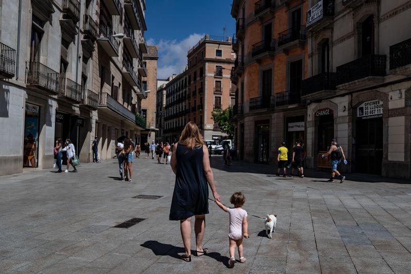 <div class='imageHoverDetail'>
             <p class='imageHoverTitle twoLineBreak'>Una família de mare i filla petita passegen el gos per l'avinguda del Portal ...</p>
             <p class='imageHoverAutor oneLineBreak'>Autor: Laura Guerrero</p>
             <button class='imageHoverBtn'>Mostra els detalls de la imatge <span class='sr-only'>Una família de mare i filla petita passegen el gos per l'avinguda del Portal ...</span></button>
             </div>