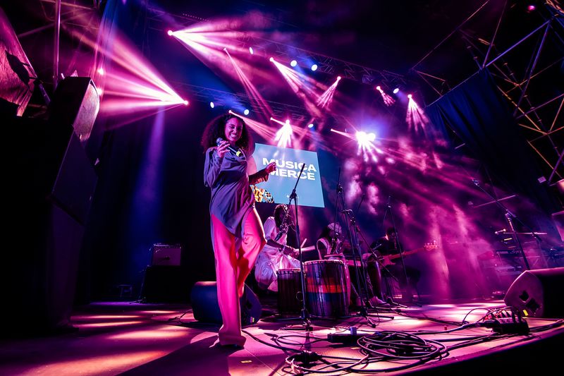 <div class='imageHoverDetail'>
             <p class='imageHoverTitle twoLineBreak'>Moment de l'actuació de la cantant de rhythm and blues i neo-soul Neï Bikôkô,...</p>
             <p class='imageHoverAutor oneLineBreak'>Autor: Christian Bertrand</p>
             <button class='imageHoverBtn'>Mostra els detalls de la imatge <span class='sr-only'>Moment de l'actuació de la cantant de rhythm and blues i neo-soul Neï Bikôkô,...</span></button>
             </div>