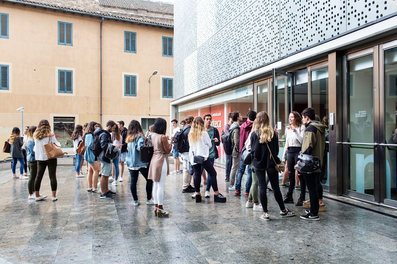 
             Universitaris a la porta de la biblioteca Blanquerna de la Facultat de Comuni...
             Autor: Paola de Grenet
             Mostra els detalls de la imatge Universitaris a la porta de la biblioteca Blanquerna de la Facultat de Comuni...
             