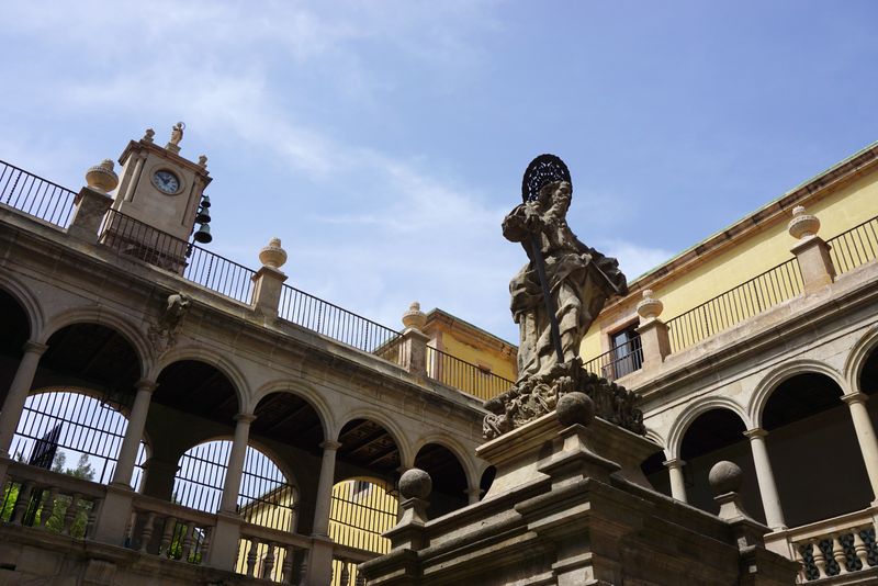 <div class='imageHoverDetail'>
             <p class='imageHoverTitle twoLineBreak'>Casa de Convalescència. Pati i estàtua</p>
             <p class='imageHoverAutor oneLineBreak'>Autor: Vicente Zambrano González</p>
             <button class='imageHoverBtn'>Mostra els detalls de la imatge <span class='sr-only'>Casa de Convalescència. Pati i estàtua</span></button>
             </div>