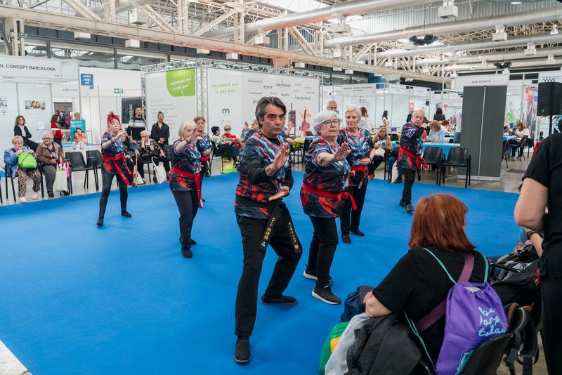 <div class='imageHoverDetail'>
             <p class='imageHoverTitle twoLineBreak'>Personas mayores haciendo actividad física</p>
             <p class='imageHoverAutor oneLineBreak'>Autor: Elena Pastor</p>
             <button class='imageHoverBtn'>Ver los detalles de la imagen <span class='sr-only'>Personas mayores haciendo actividad física</span></button>
             </div>