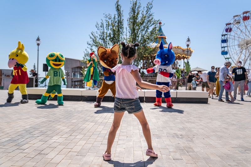 
             Una niña baila con las mascotas del Tibidabo
             Autor: Laura Guerrero
             Ver los detalles de la imagen Una niña baila con las mascotas del Tibidabo
             
