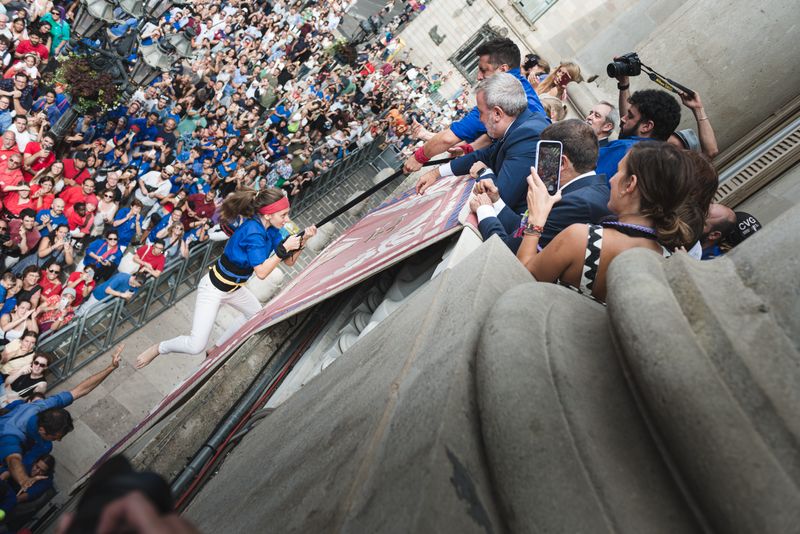 <div class='imageHoverDetail'>
             <p class='imageHoverTitle twoLineBreak'>Una noia membre dels Castellers de la Vila de Gràcia penja d’una corda per pu...</p>
             <p class='imageHoverAutor oneLineBreak'>Autor: Ceci Fimia</p>
             <button class='imageHoverBtn'>Mostra els detalls de la imatge <span class='sr-only'>Una noia membre dels Castellers de la Vila de Gràcia penja d’una corda per pu...</span></button>
             </div>