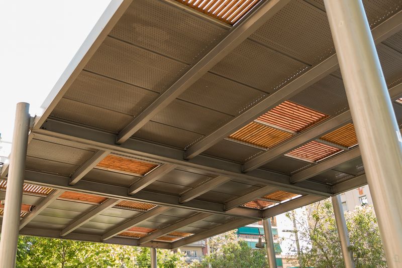 <div class='imageHoverDetail'>
             <p class='imageHoverTitle twoLineBreak'>Detall de les plaques i la pèrgola vistes des de terra</p>
             <p class='imageHoverAutor oneLineBreak'>Autor: Sebastià Rambla</p>
             <button class='imageHoverBtn'>Mostra els detalls de la imatge <span class='sr-only'>Detall de les plaques i la pèrgola vistes des de terra</span></button>
             </div>