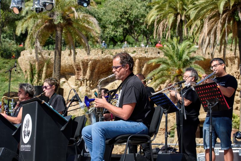 <div class='imageHoverDetail'>
             <p class='imageHoverTitle twoLineBreak'>Concert "Escola Jam Session: Big Band Jam Session" dins de "La Mercè és Músic...</p>
             <p class='imageHoverAutor oneLineBreak'>Autor: Christian Bertrand</p>
             <button class='imageHoverBtn'>Mostra els detalls de la imatge <span class='sr-only'>Concert "Escola Jam Session: Big Band Jam Session" dins de "La Mercè és Músic...</span></button>
             </div>