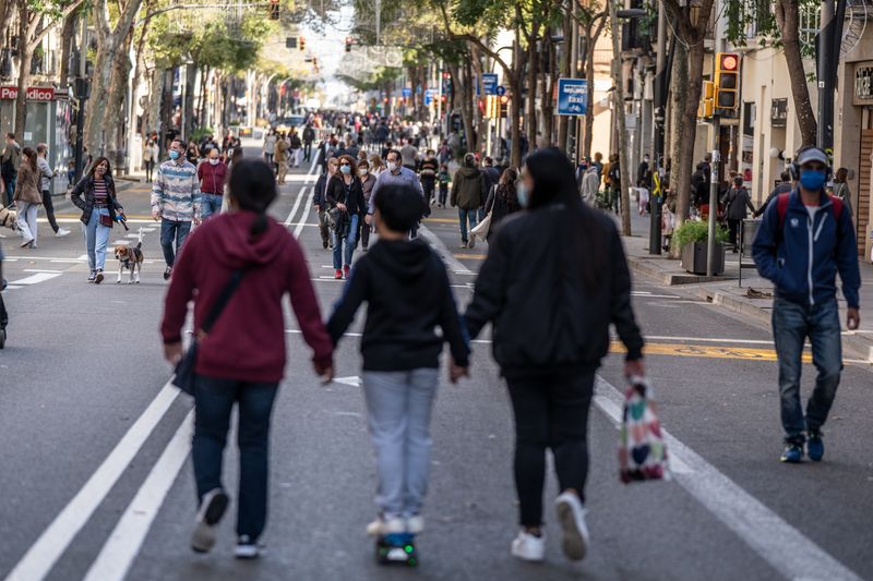 <div class='imageHoverDetail'>
             <p class='imageHoverTitle twoLineBreak'>Una família amb bosses de la compra passegen pel carrer de la Creu Coberta ap...</p>
             <p class='imageHoverAutor oneLineBreak'>Autor: Laura Guerrero</p>
             <button class='imageHoverBtn'>Mostra els detalls de la imatge <span class='sr-only'>Una família amb bosses de la compra passegen pel carrer de la Creu Coberta ap...</span></button>
             </div>