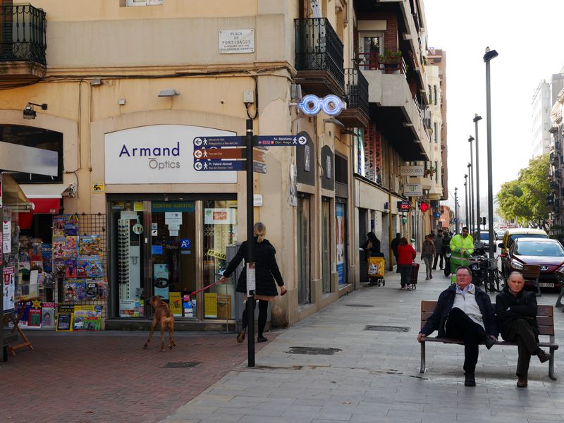 <div class='imageHoverDetail'>
             <p class='imageHoverTitle twoLineBreak'>Eix Comercial del Clot</p>
             <p class='imageHoverAutor oneLineBreak'>Autor: Vicente Zambrano</p>
             <button class='imageHoverBtn'>Mostra els detalls de la imatge <span class='sr-only'>Eix Comercial del Clot</span></button>
             </div>