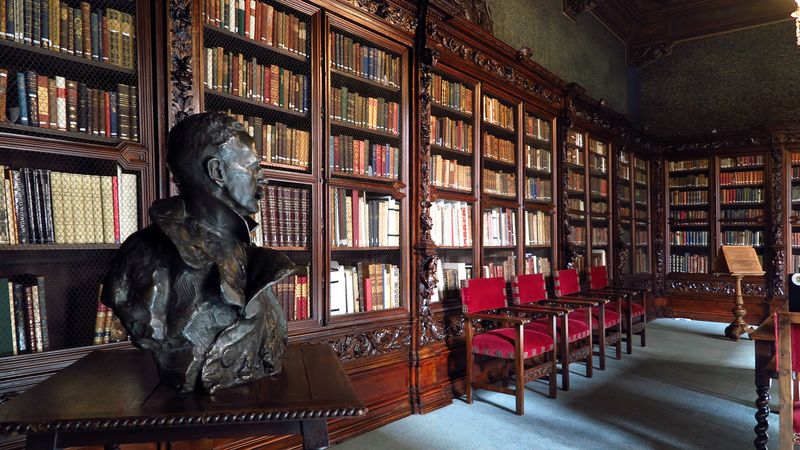 <div class='imageHoverDetail'>
             <p class='imageHoverTitle twoLineBreak'>Arxiu Històric de Barcelona</p>
             <p class='imageHoverAutor oneLineBreak'>Autor: Vicente Zambrano</p>
             <button class='imageHoverBtn'>Mostra els detalls de la imatge <span class='sr-only'>Arxiu Històric de Barcelona</span></button>
             </div>