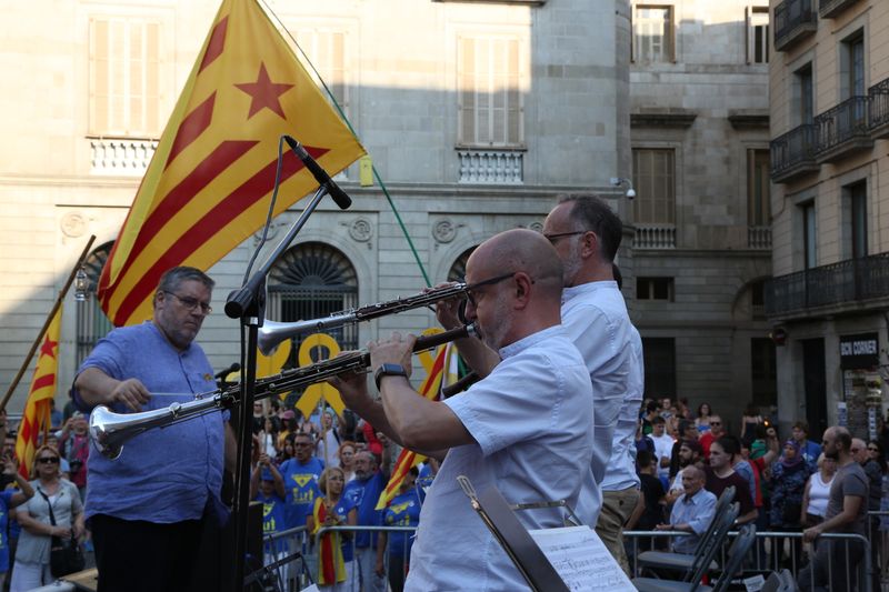 <div class='imageHoverDetail'>
             <p class='imageHoverTitle twoLineBreak'>Grup musical amenitzant l'arribada de la Flama del Canigó</p>
             <p class='imageHoverAutor oneLineBreak'>Autor: Laura Llach</p>
             <button class='imageHoverBtn'>Mostra els detalls de la imatge <span class='sr-only'>Grup musical amenitzant l'arribada de la Flama del Canigó</span></button>
             </div>