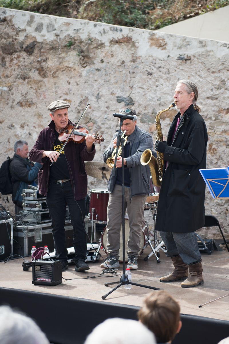 <div class='imageHoverDetail'>
             <p class='imageHoverTitle twoLineBreak'>Jam Session a càrrec de Jam de la Font. Veiem quatre integrants de la banda</p>
             <p class='imageHoverAutor oneLineBreak'>Autor: Ceci Fimia</p>
             <button class='imageHoverBtn'>Mostra els detalls de la imatge <span class='sr-only'>Jam Session a càrrec de Jam de la Font. Veiem quatre integrants de la banda</span></button>
             </div>