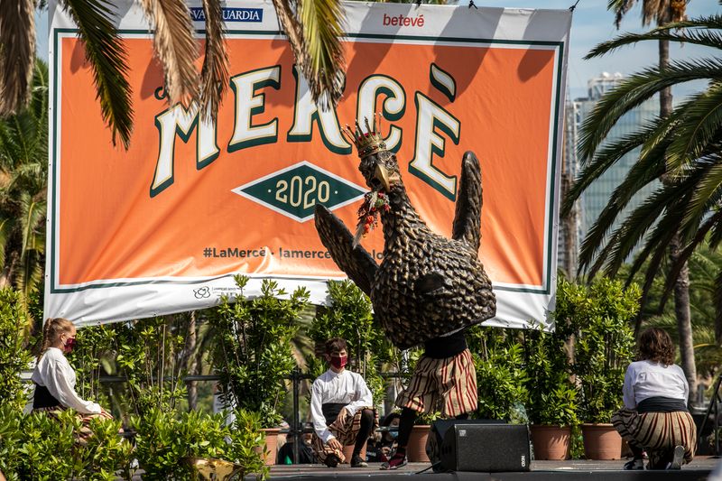 <div class='imageHoverDetail'>
             <p class='imageHoverTitle twoLineBreak'>Ball de l'Àliga de Barcelona al Moll de la Fusta durant el toc d'inici de la ...</p>
             <p class='imageHoverAutor oneLineBreak'>Autor: Edu Bayer</p>
             <button class='imageHoverBtn'>Mostra els detalls de la imatge <span class='sr-only'>Ball de l'Àliga de Barcelona al Moll de la Fusta durant el toc d'inici de la ...</span></button>
             </div>