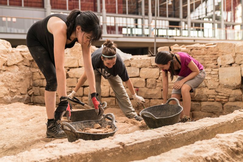 <div class='imageHoverDetail'>
             <p class='imageHoverTitle twoLineBreak'>Arqueòlogues netejant un sector d'una de les cases del jaciment d'El Born CCM</p>
             <p class='imageHoverAutor oneLineBreak'>Autor: Sebastià Rambla</p>
             <button class='imageHoverBtn'>Mostra els detalls de la imatge <span class='sr-only'>Arqueòlogues netejant un sector d'una de les cases del jaciment d'El Born CCM</span></button>
             </div>