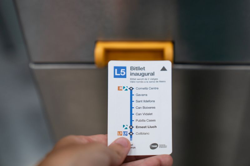 <div class='imageHoverDetail'>
             <p class='imageHoverTitle twoLineBreak'>Un viatger mostra el seu bitllet inaugural, en què apareix la nova estació de...</p>
             <p class='imageHoverAutor oneLineBreak'>Autor: Mariona Gil</p>
             <button class='imageHoverBtn'>Mostra els detalls de la imatge <span class='sr-only'>Un viatger mostra el seu bitllet inaugural, en què apareix la nova estació de...</span></button>
             </div>