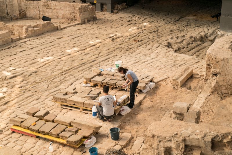 <div class='imageHoverDetail'>
             <p class='imageHoverTitle twoLineBreak'>Arqueòlegs treballant amb els materials del jaciment d'El Born CCM</p>
             <p class='imageHoverAutor oneLineBreak'>Autor: Sebastià Rambla</p>
             <button class='imageHoverBtn'>Mostra els detalls de la imatge <span class='sr-only'>Arqueòlegs treballant amb els materials del jaciment d'El Born CCM</span></button>
             </div>