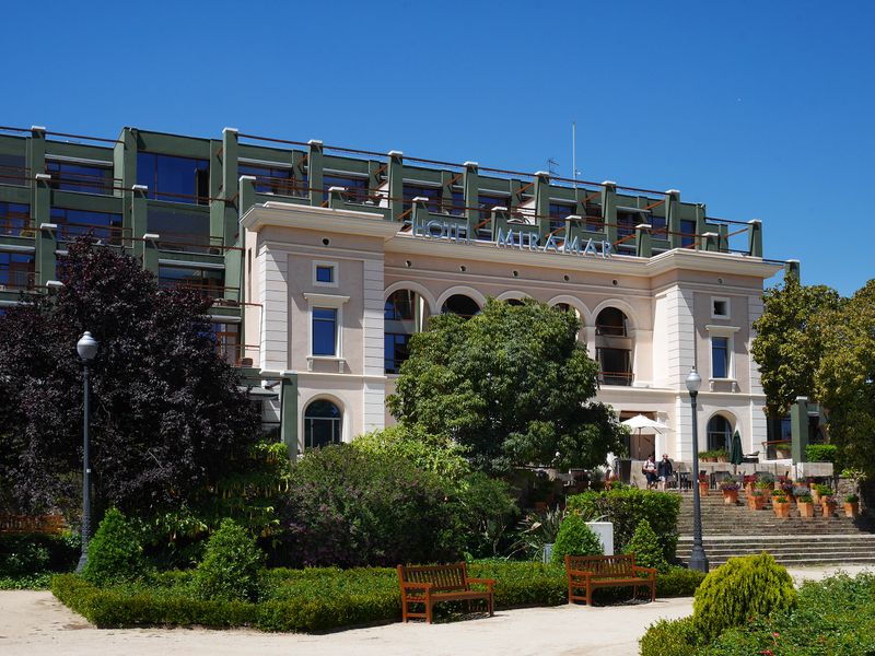 <div class='imageHoverDetail'>
             <p class='imageHoverTitle twoLineBreak'>Hotel Miramar</p>
             <p class='imageHoverAutor oneLineBreak'>Autor: Vicente Zambrano González</p>
             <button class='imageHoverBtn'>Mostra els detalls de la imatge <span class='sr-only'>Hotel Miramar</span></button>
             </div>