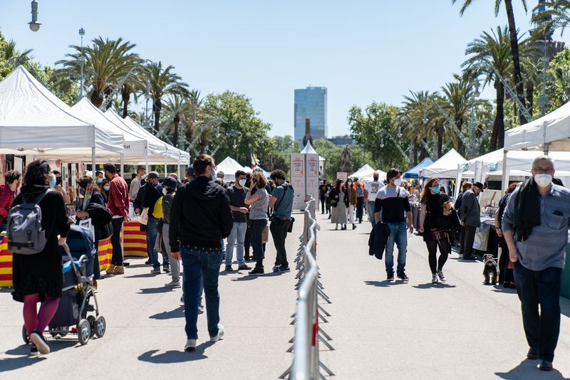 <div class='imageHoverDetail'>
             <p class='imageHoverTitle twoLineBreak'>Gent passeja, fulleja i compra llibres entre les parades de llibres i roses d...</p>
             <p class='imageHoverAutor oneLineBreak'>Autor: Mònica Moreno</p>
             <button class='imageHoverBtn'>Mostra els detalls de la imatge <span class='sr-only'>Gent passeja, fulleja i compra llibres entre les parades de llibres i roses d...</span></button>
             </div>
