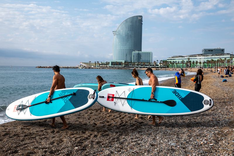 <div class='imageHoverDetail'>
             <p class='imageHoverTitle twoLineBreak'>Grup de persones dirigint-se a l'aigua amb les taules i rems per fer surf de rem</p>
             <p class='imageHoverAutor oneLineBreak'>Autor: Edu Bayer</p>
             <button class='imageHoverBtn'>Mostra els detalls de la imatge <span class='sr-only'>Grup de persones dirigint-se a l'aigua amb les taules i rems per fer surf de rem</span></button>
             </div>