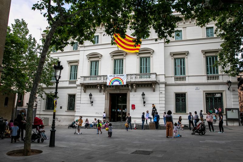 <div class='imageHoverDetail'>
             <p class='imageHoverTitle twoLineBreak'>Plaça del Consell de la Vila amb nens i les seves famílies jugant</p>
             <p class='imageHoverAutor oneLineBreak'>Autor: Edu Bayer</p>
             <button class='imageHoverBtn'>Mostra els detalls de la imatge <span class='sr-only'>Plaça del Consell de la Vila amb nens i les seves famílies jugant</span></button>
             </div>