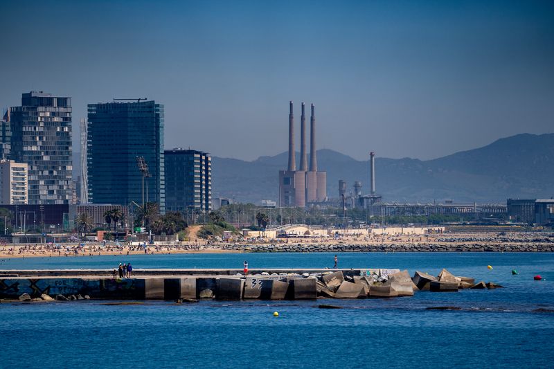 <div class='imageHoverDetail'>
             <p class='imageHoverTitle twoLineBreak'>Espigó de la platja de Barcelona i de fons veiem les Tres Xemeneies</p>
             <p class='imageHoverAutor oneLineBreak'>Autor: Laura Guerrero</p>
             <button class='imageHoverBtn'>Mostra els detalls de la imatge <span class='sr-only'>Espigó de la platja de Barcelona i de fons veiem les Tres Xemeneies</span></button>
             </div>