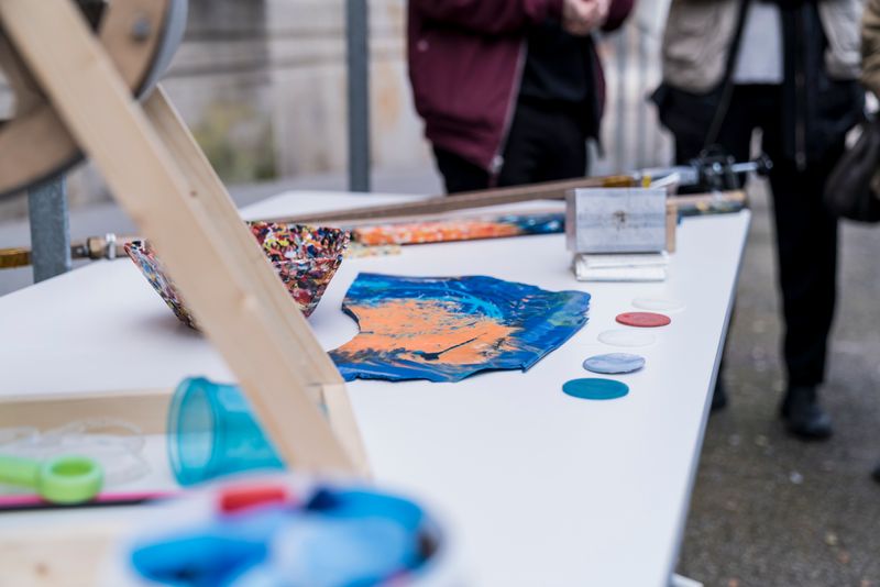 
             Materiales sobre una mesa para la actividad de la línea azul que indica hasta...
             Autor: Mariona Gil
             Ver los detalles de la imagen Materiales sobre una mesa para la actividad de la línea azul que indica hasta...
             