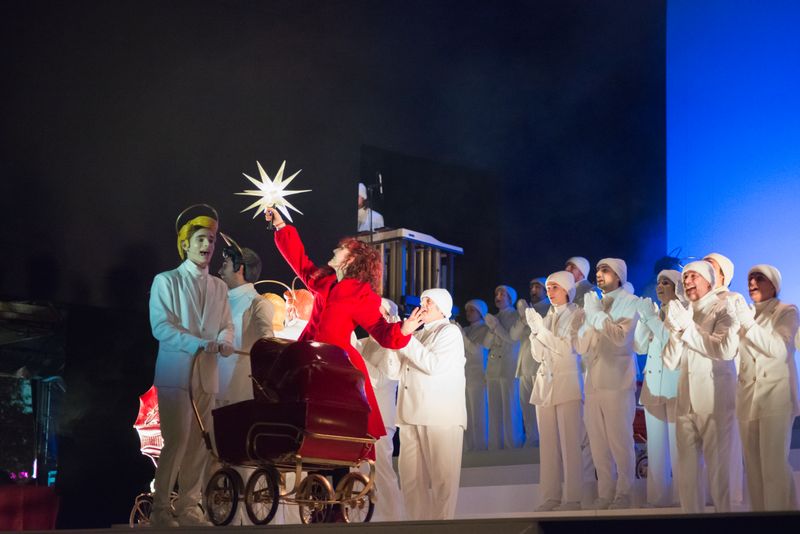 <div class='imageHoverDetail'>
             <p class='imageHoverTitle twoLineBreak'>Representación de la Navidad, un viaje inesperado, un espectáculo de Cor de...</p>
             <p class='imageHoverAutor oneLineBreak'>Autor: Ceci Fimia</p>
             <button class='imageHoverBtn'>Ver los detalles de la imagen <span class='sr-only'>Representación de la Navidad, un viaje inesperado, un espectáculo de Cor de...</span></button>
             </div>