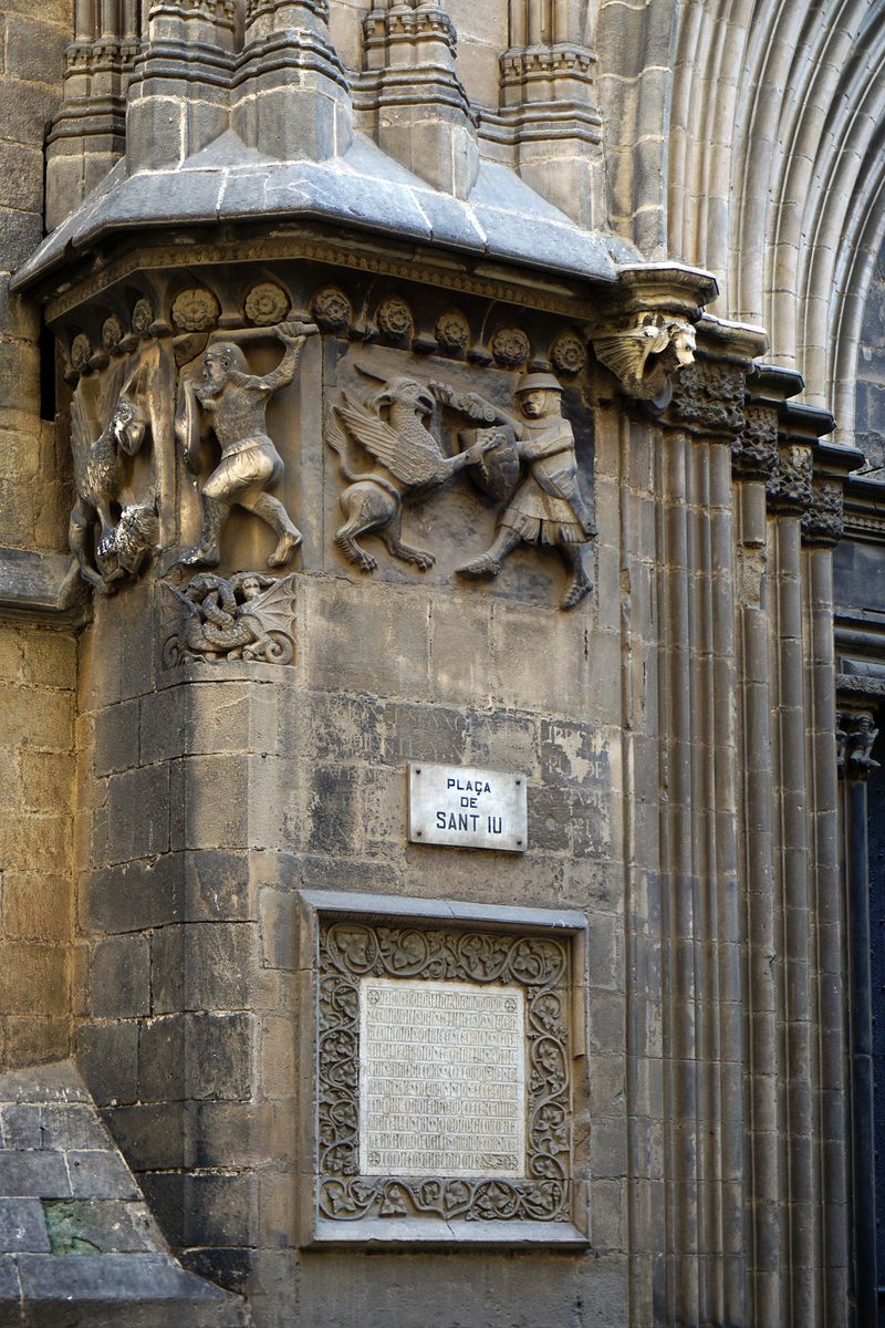 <div class='imageHoverDetail'>
             <p class='imageHoverTitle twoLineBreak'>Portal de Sant Iu. Brancals i relleus</p>
             <p class='imageHoverAutor oneLineBreak'>Autor: Vicente Zambrano González</p>
             <button class='imageHoverBtn'>Mostra els detalls de la imatge <span class='sr-only'>Portal de Sant Iu. Brancals i relleus</span></button>
             </div>