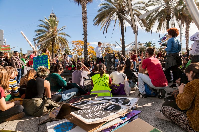 
             Manifestantes sentados en el suelo y de pie siguiendo el parlamento de Bruno ...
             Autor: Curro Palacios
             Ver los detalles de la imagen Manifestantes sentados en el suelo y de pie siguiendo el parlamento de Bruno ...
             